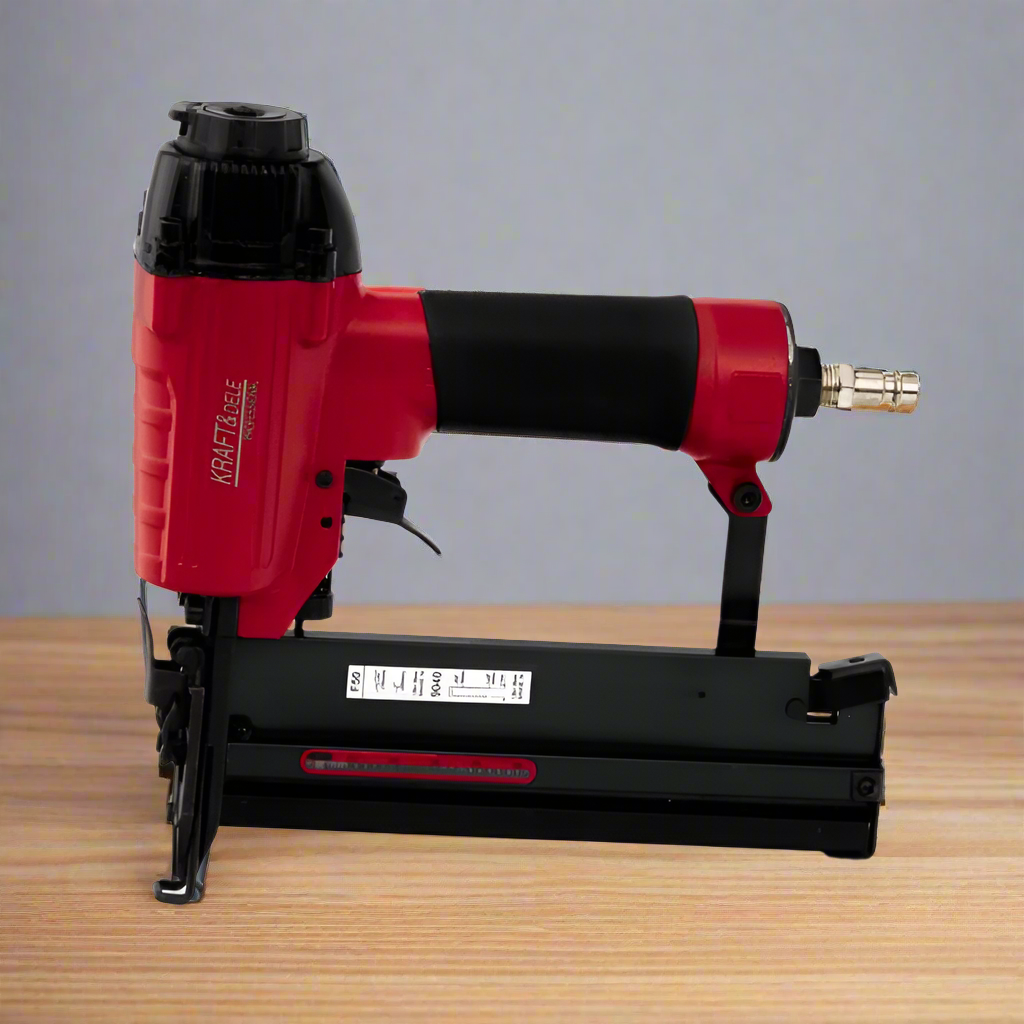 Capsator Pneumatic POLSKI pentru cuie T si capse tip U de tapiserie pe un banc de lucru de lemn